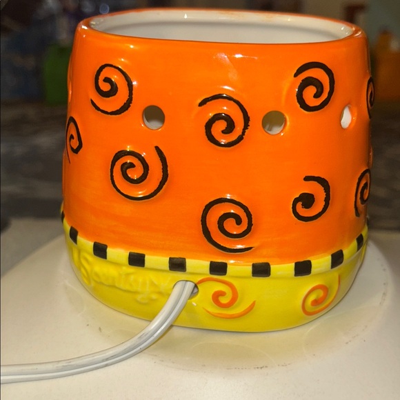 Scentsy Halloween candy corn ceramic  Swirl Warmer in Orange and Yellow Preloved - Picture 9 of 11